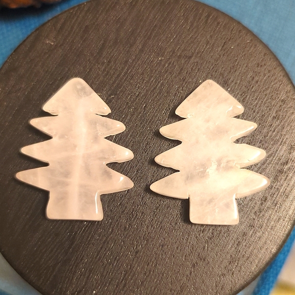 Rose Quartz Carved Christmas Tree - Picture 3 of 3